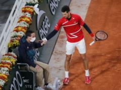  Неприятное дежавю : Джокович попал мячом в судью на Roland Garros, но избежал наказания