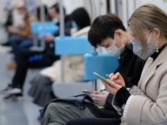 Мобильные, пластик и деньги: COVID-19 может жить на некоторых поверхностях 28 дней