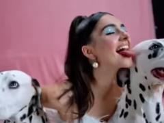 Анна Тринчер обольстительно облизала далматинца в долгожданном клипе