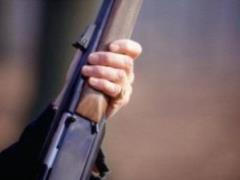 Кровавая бойня на остановке: в РФ подросток открыл огонь по своей семье
