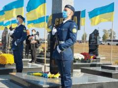 На Аллее Славы в Харькове открыли памятники 16 погибшим на Донбассе воинам