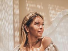 Ненакрашенная Вера Брежнева в боди с пикантным вырезом похвасталась стройностью
