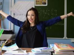В течение 2021 года зарплату учителей будут повышать в два этапа