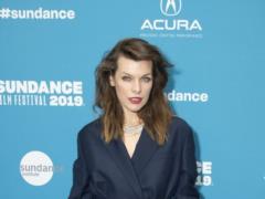Fragile Milla Jovovich squatted with a huge barbell on her shoulders