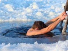 Вчені: купання в холодній воді ефективно проти деменції