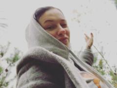 Ненакрашенная Анастасия Приходько показала, как с детьми за грибами ходила