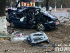 В Одесской области пьяный водитель въехал в дерево, есть погибшие