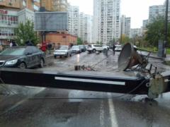 В Киеве строительный кран упал на дорогу