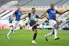 Everton lost to Newcastle to keep Liverpool in the lead
