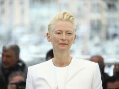 59-летняя Тильда Суинтон с бешеным мейком снялась для украинского глянца