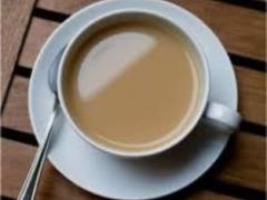Почему пить чай с молоком вредно