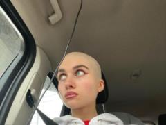 Jerry Heil showed for the first time live whether she really shaved her head