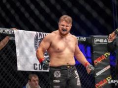 В октагоне: молдавский боец UFC после победы устроил  разборки  со своими тренерами