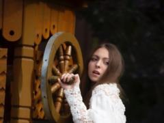 Длинноволосая дочь Оли Поляковой в белой рубашке позировала у колодца