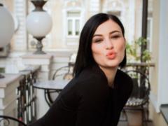Анастасия Приходько в пудровыом мини платье-пиджаке очаровала образом