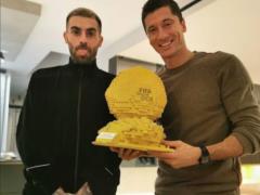 Левандовски вручили уникальный  Золотой мяч : футболист пошутил в Instagram