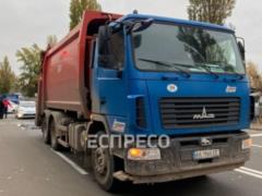 В Киеве мусоровоз насмерть сбил человека