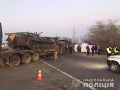 Под Одессой военный тягач с БМП протаранил гражданский микроавтобус