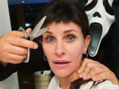 Courteney Cox with strange eyebrows and disheveled hair showed how she preened herself
