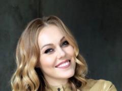 Певица Alyosha в платье принцессы очаровала сказочным образом