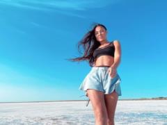 Эффектная жена Влада Ямы похвасталась длинными стройными ногами посреди пустыни