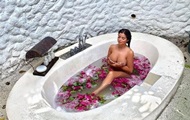 Flower bath, cocaine in bananas and coffee: photo of the day