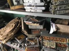 В Хмельницкой области начальник радиостанции скручивал детали и узлы с техники и продавал их
