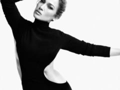 51-летняя Дженнифер Лопес засветила соски в майке в вызывающей фотосессии