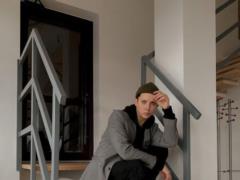 Неузнаваемый MELOVIN без бровей в шапке позировал на ступеньках