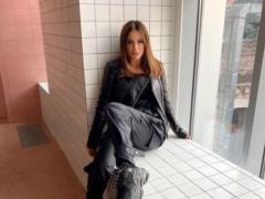 Ani Lorak in a shiny dress-robe boasted slender legs