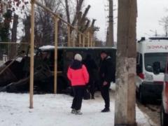 В Луганске УАЗ оккупантов влетел в остановку. Есть пострадавшие