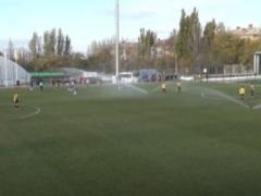 Курьез в Первой лиге: футболистов случайно полили водой во время матча