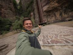 Дмитрий Комаров в  Мире наизнанку  покажет  золотой  китайский чай стоимостью в 125 тысяч долларов