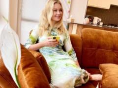 Lydia Taran in pajamas and with a screwdriver showed how she assembled furniture on her own