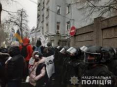 Протестующие заблокировали нардепов в здании ВР