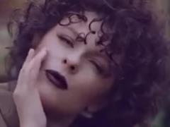 Неузнаваемая Оксана Муха с темными губами представила мистический клип