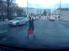 В Черновцах патрульные сбили женщину