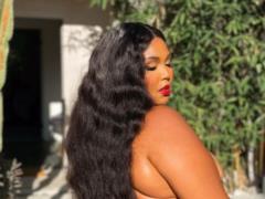 Дерзкая Lizzo в стрингах показала складки и потрясла целлюлитными бедрами на камеру