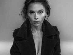 Ирэна Карпа в честь 40-летия обнажила грудь и показала плоский животик