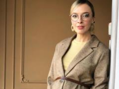 Беременная Василиса Фролова показала, как занимается флай йогой