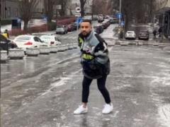MONATIK в центре Киева устроил покатушки на гололедице