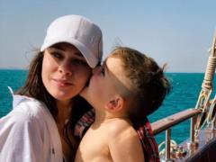 Игривая Юлия Санина в купальнике поразвлекалась с сыном на качелях посреди моря