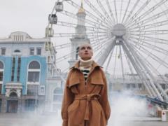Jerry Heil поделилась как на нее  лысую  реагировали прохожие:  Было неприятно 