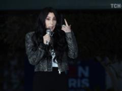 Шер призналась, что ее хотел убить преступник:  Он потянул меня вниз по аллее 