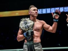 Украинский кикбоксер избил соперника в чемпионском бою