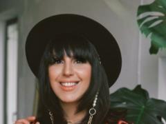 Tanned Jamala returns from Egypt and boasts an original decorated Christmas tree
