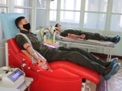 Херсонские гвардейцы сдали кровь для спасения детей