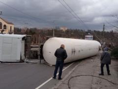В Житомире перевернулась автоцистерна с газом