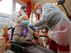 Первую прививку от коронавируса в Германии сделали 101-летней женщине