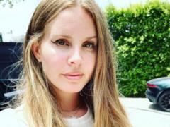 Лана Дель Рей впервые поделилась совместным фото с женихом